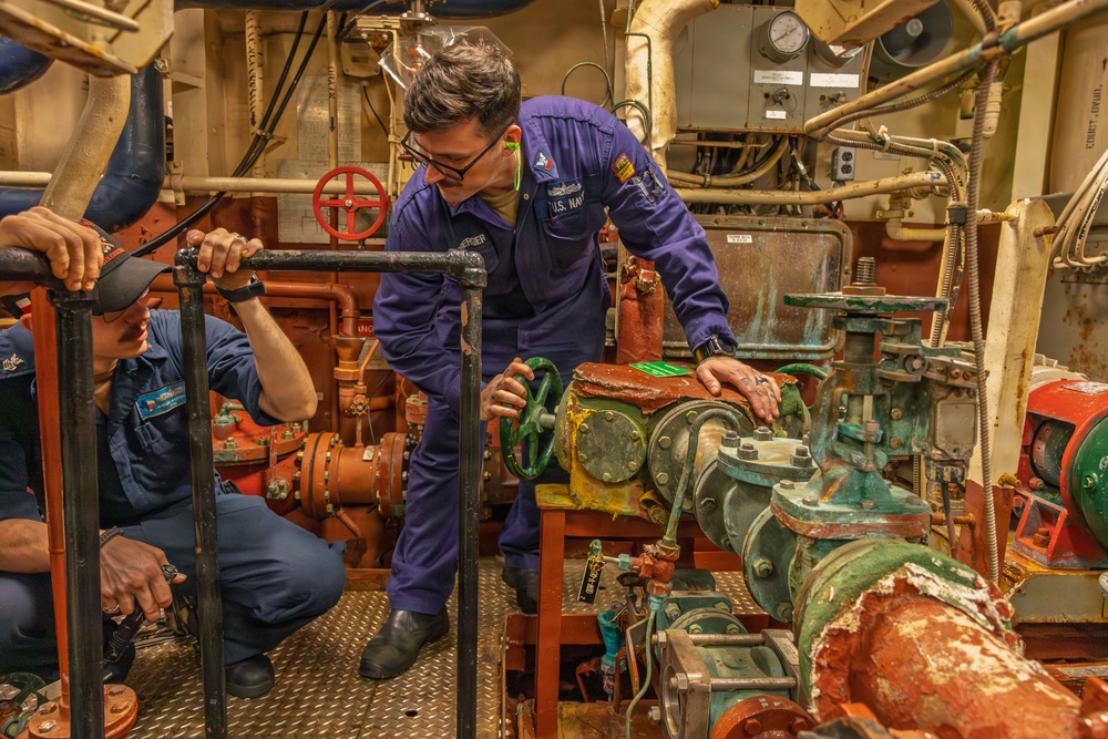 Engineering aboard USS Gonzalez (DDG 66)