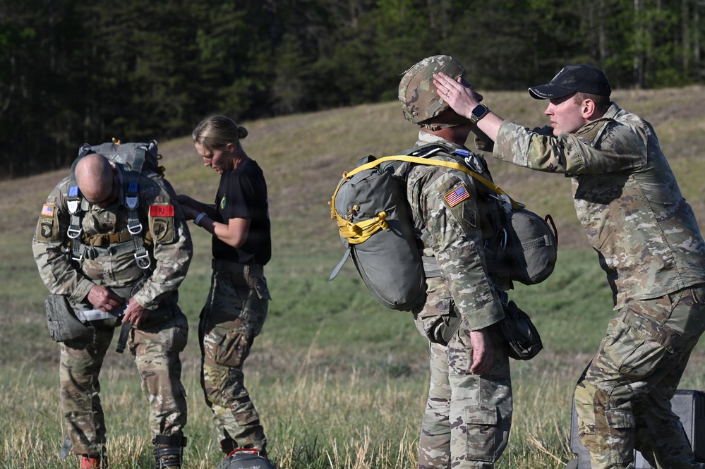 Paratroopers Hone Skills with D.C. Army National Guard Aviation Battalion