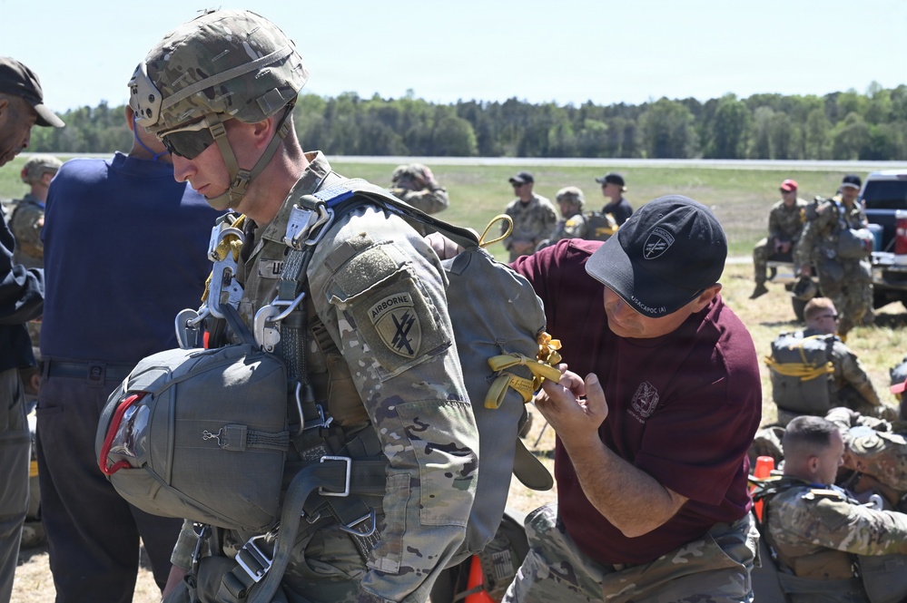 Paratroopers Hone Skills with D.C. Army National Guard Aviation Battalion