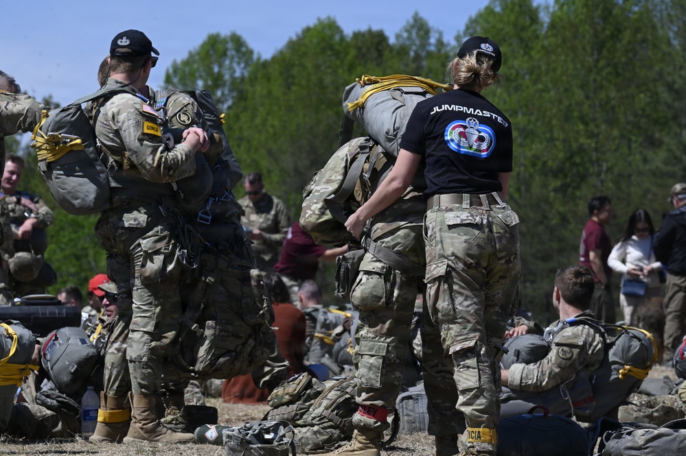 Paratroopers Hone Skills with D.C. Army National Guard Aviation Battalion