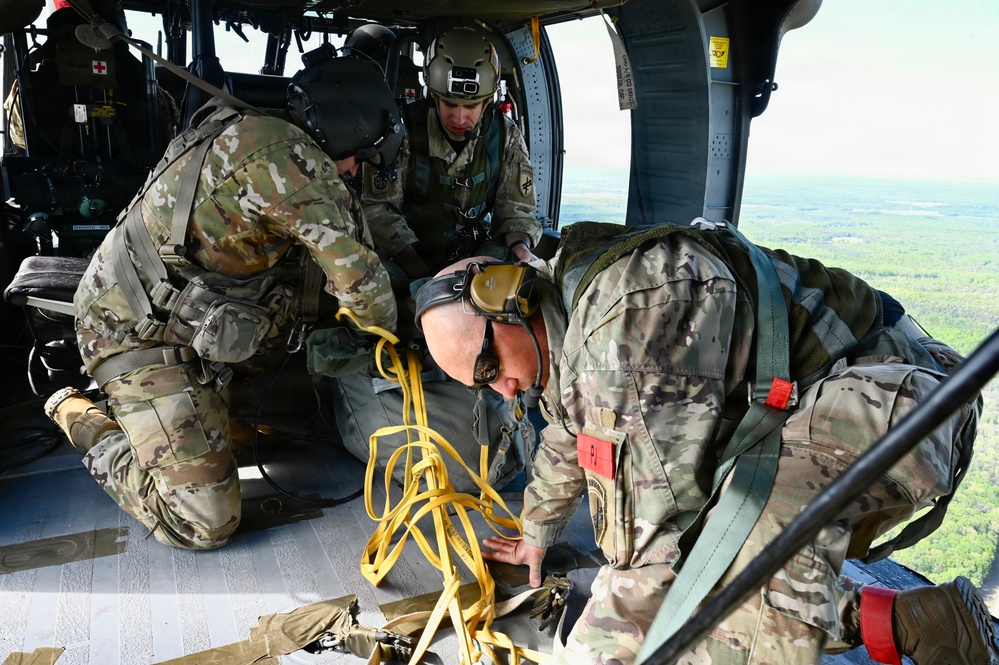 Paratroopers Hone Skills with D.C. Army National Guard Aviation Battalion