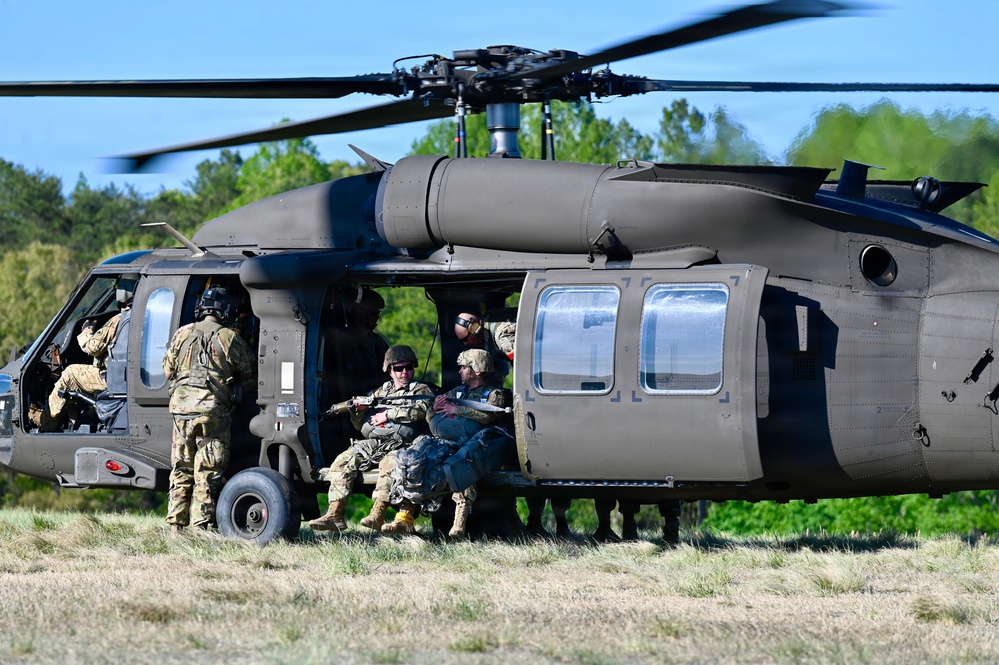 Paratroopers Hone Skills with D.C. Army National Guard Aviation Battalion