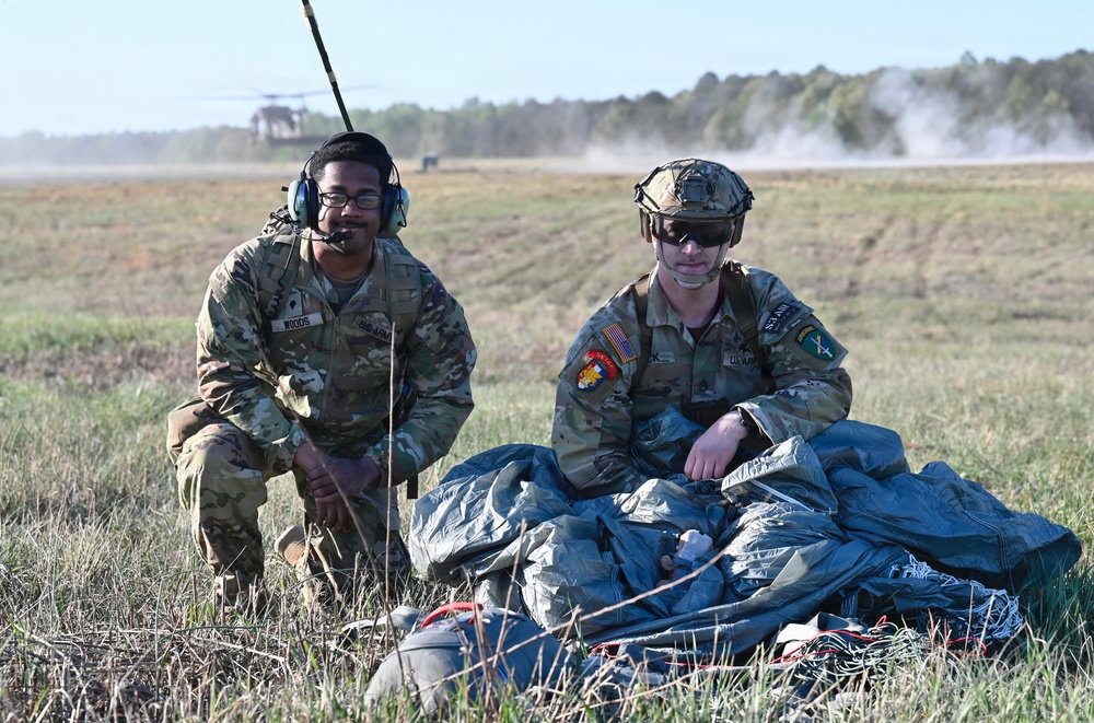 Paratroopers Hone Skills with D.C. Army National Guard Aviation Battalion