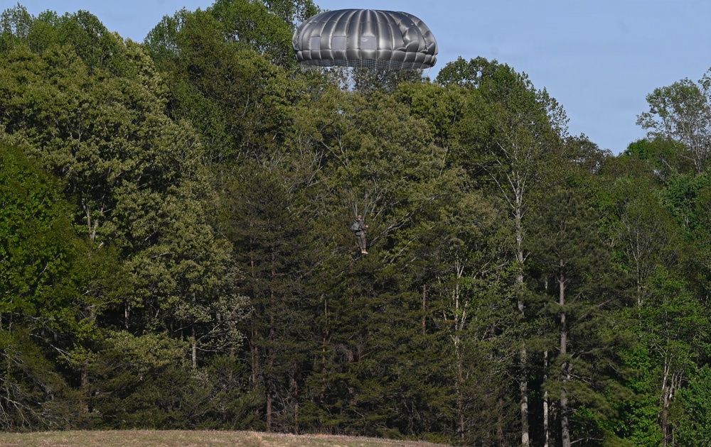 Paratroopers Hone Skills with D.C. Army National Guard Aviation Battalion