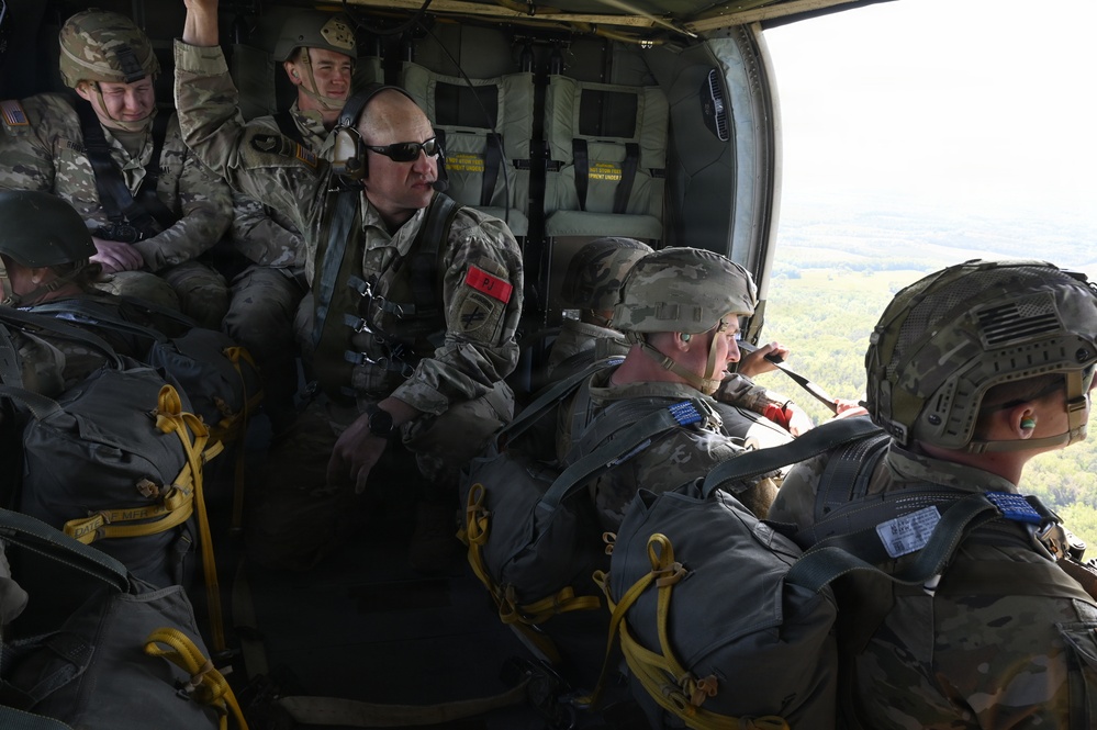 Paratroopers Hone Skills with D.C. Army National Guard Aviation Battalion