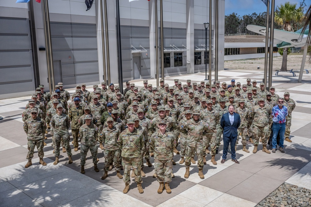 Lt. General Bythewood poses with members of Combat Delta 1-5