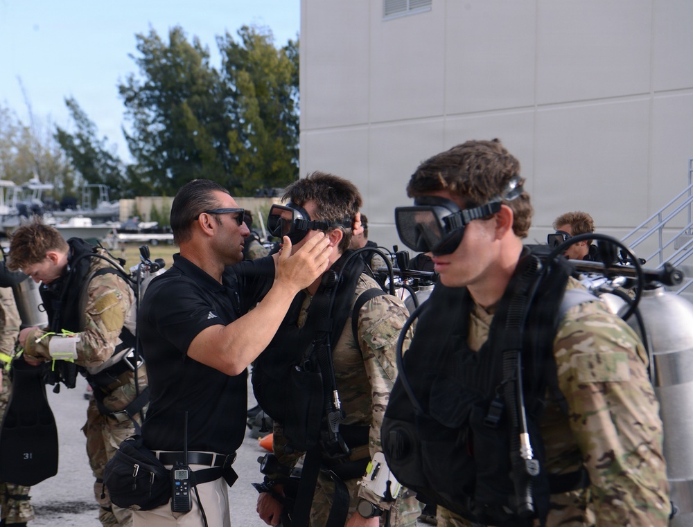 Special Forces Combat Dive Students Take to Ocean for Training