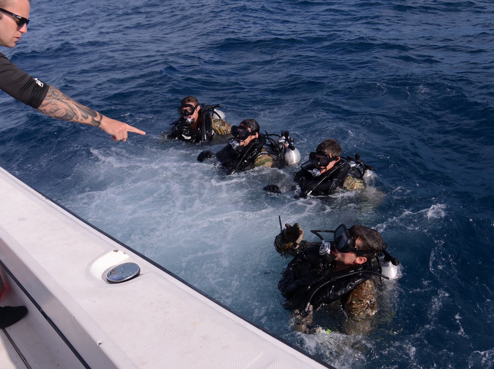 Special Forces Combat Dive Students Take to Ocean for Training