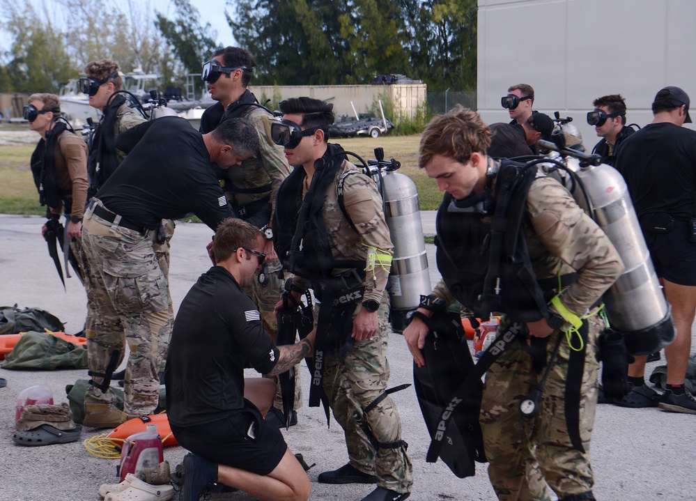 Special Forces Combat Dive Students Take to Ocean for Training