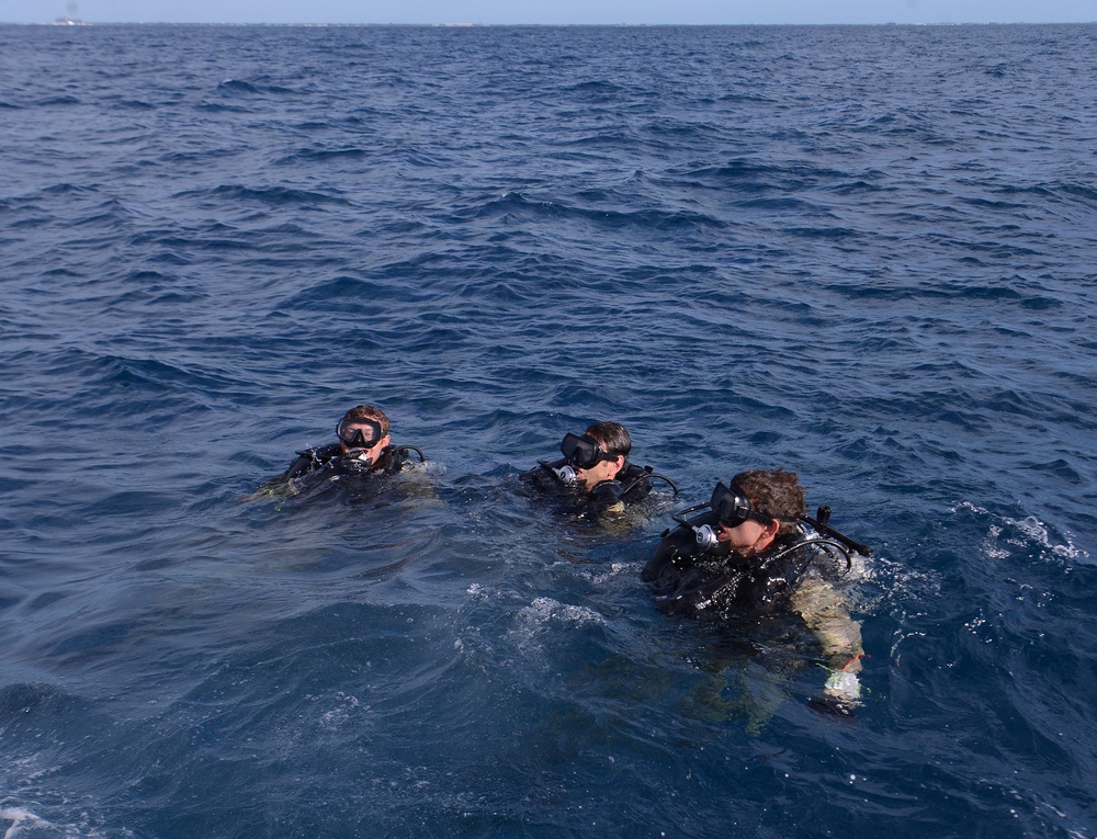 Special Forces Combat Dive Students Take to Ocean for Training