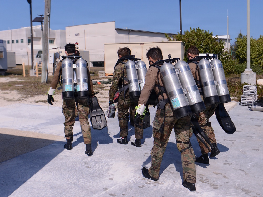Special Forces Combat Dive Students Take to the Ocean for Training