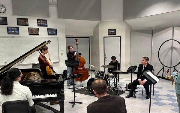 Navy Band Great Lakes "Horizon" visits Lexington for Navy Week