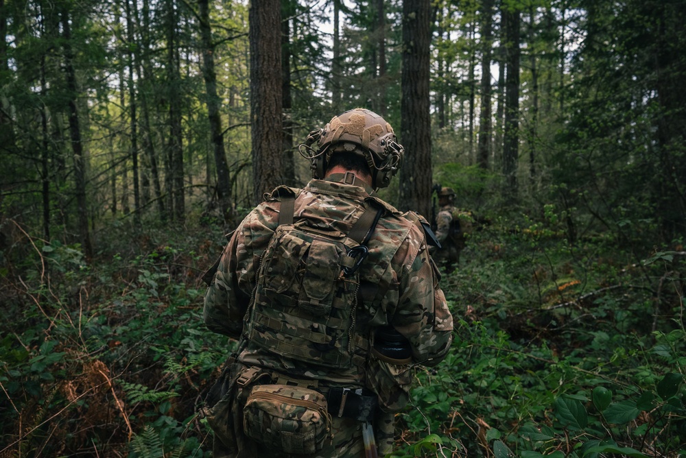 1st Special Forces Group (Airborne) conducts Maneuver Live Fire Exercise