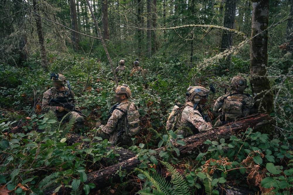 1st Special Forces Group (Airborne) conducts Maneuver Live Fire Exercise