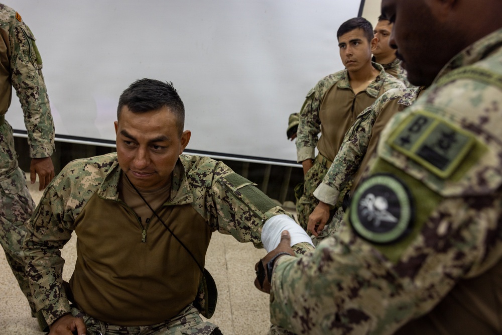 22nd MEU (SOC) | Combat Lifesaving Course with Ecuadorian Marine