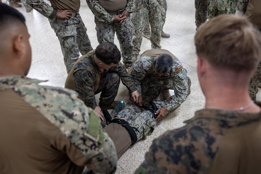 22nd MEU (SOC) | Combat Lifesaving Course with Ecuadorian Marines