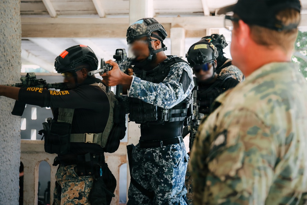 U.S. Army Green Berets train alongside Jamaican Special Operations Forces