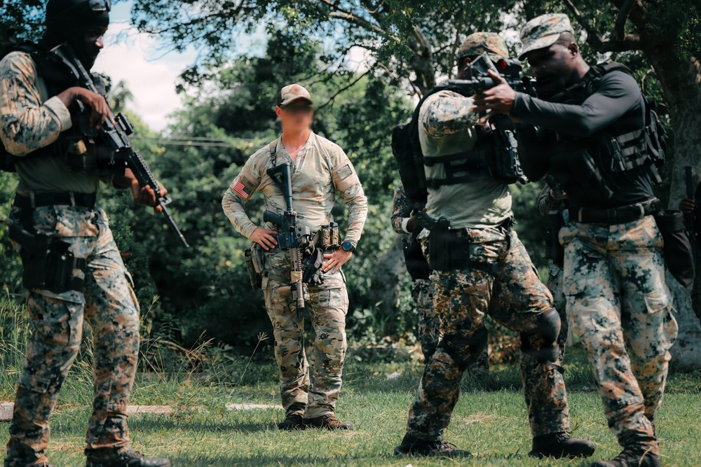 U.S. Army Green Berets train alongside Jamaican Special Operations Forces