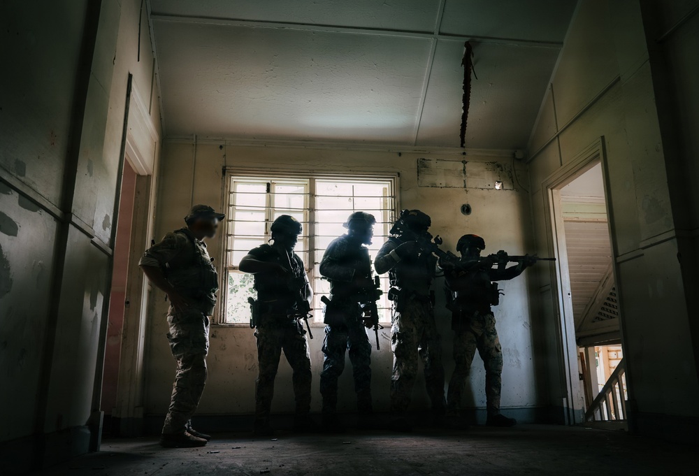 U.S. Army Green Berets train alongside Jamaican Special Operations Forces
