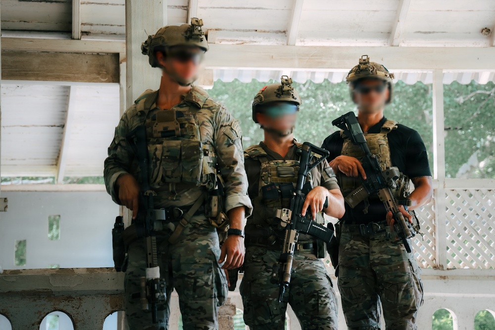 U.S. Army Green Berets train alongside Jamaican Special Operations Forces