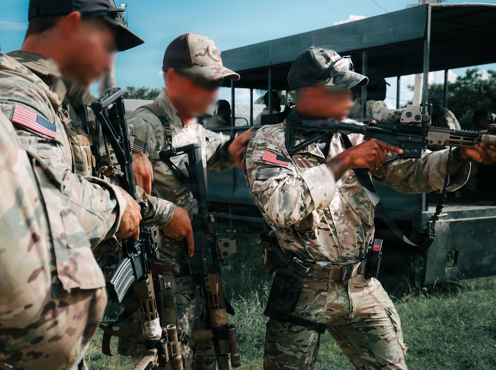 U.S. Army Green Berets train alongside Jamaican Special Operations Forces