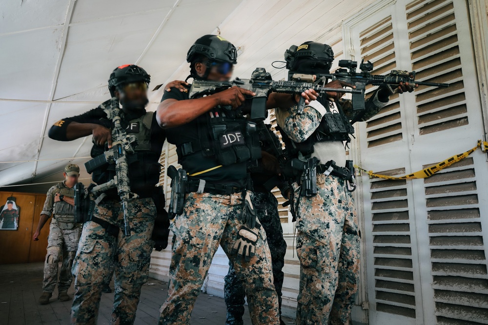U.S. Army Green Berets train alongside Jamaican Special Operations Forces