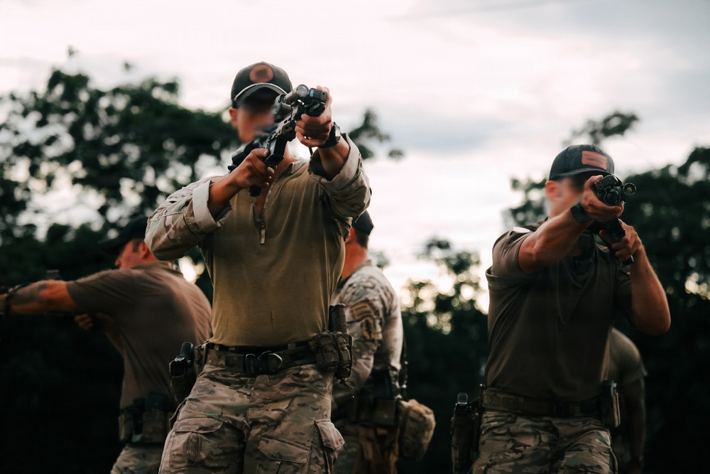 U.S. Army Green Berets train alongside Jamaican Special Operations Forces