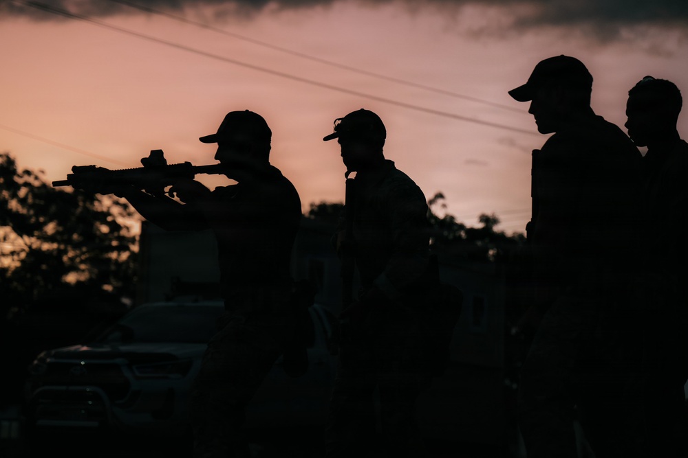 U.S. Army Green Berets train alongside Jamaican Special Operations Forces