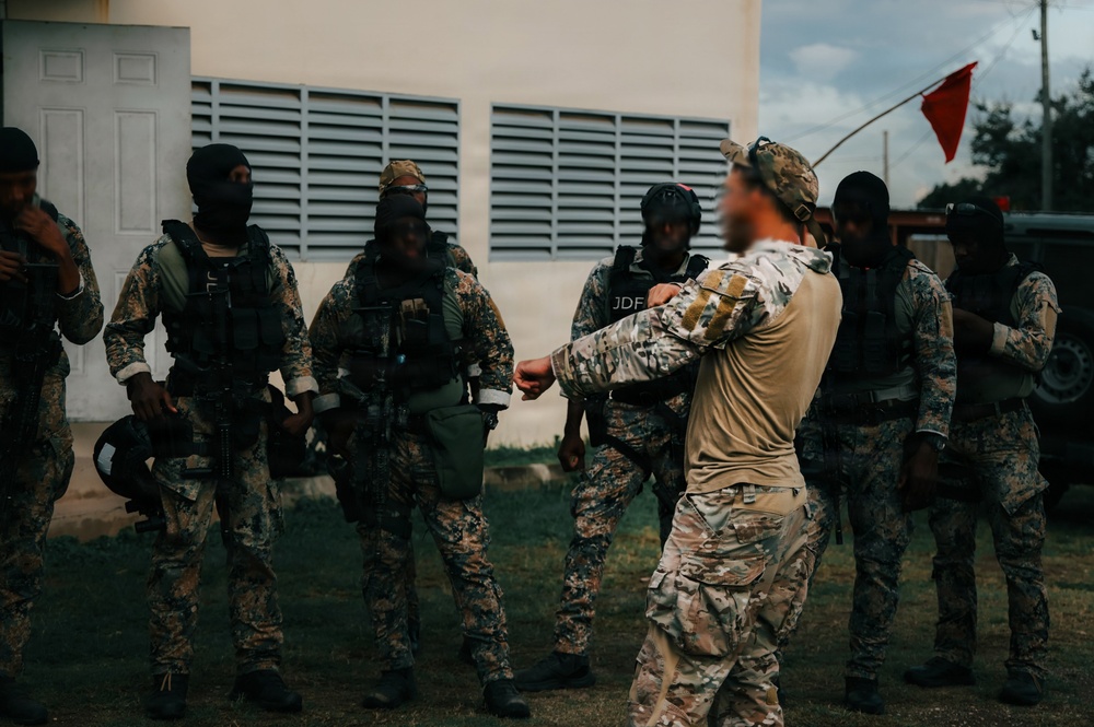 U.S. Army Green Berets train alongside Jamaican Special Operations Forces