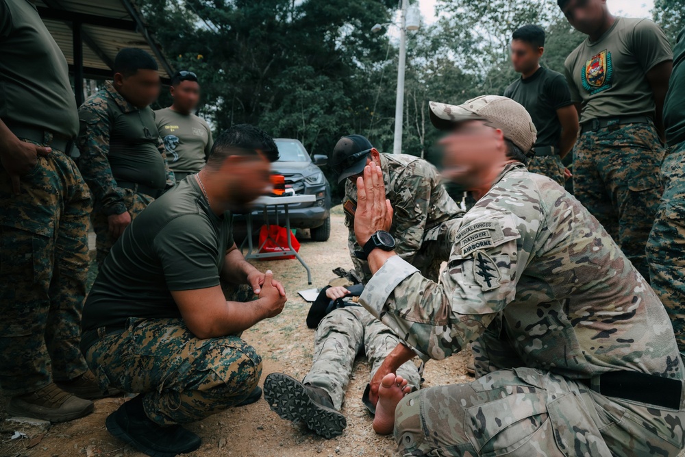 U.S. and Panamanian Special Forces soldiers conduct joint medical training
