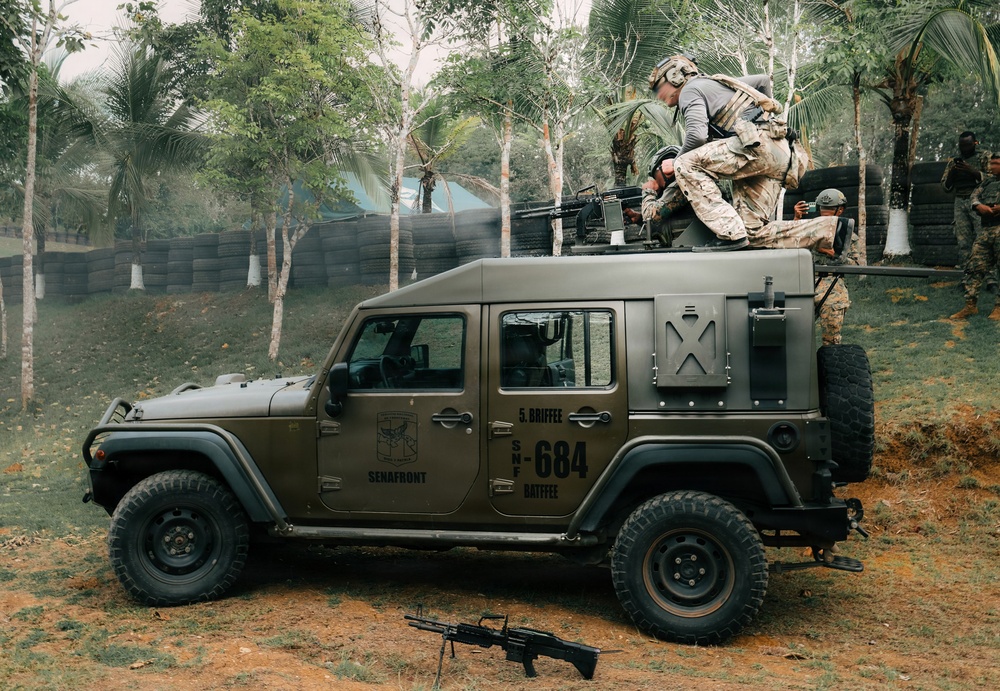 U.S. Army Green Berets train alongside Panamanian Special Operations Forces