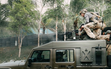 U.S. Army Green Berets train alongside Panamanian Special Operations Forces