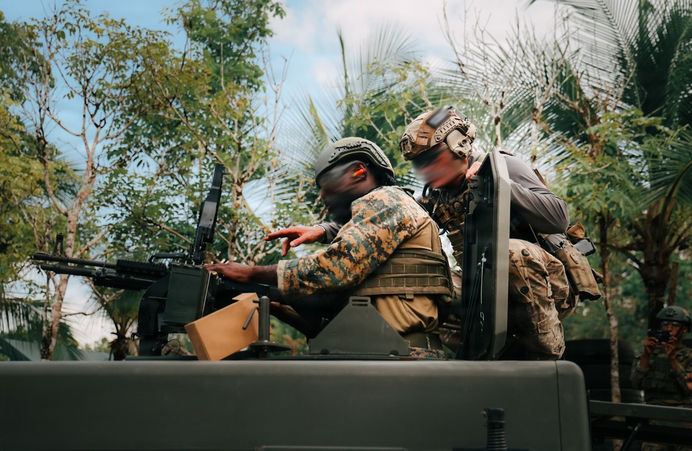 U.S. Army Green Berets train alongside Panamanian Special Operations Forces