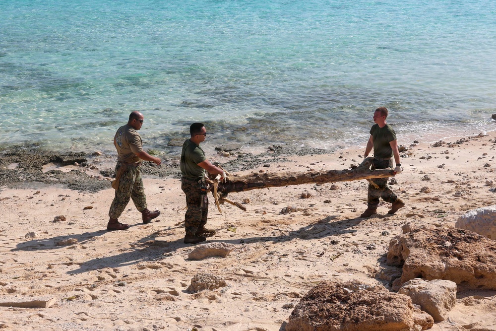 Boxer Amphibious Ready Group, 11th MEU Conduct Beach Cleanup