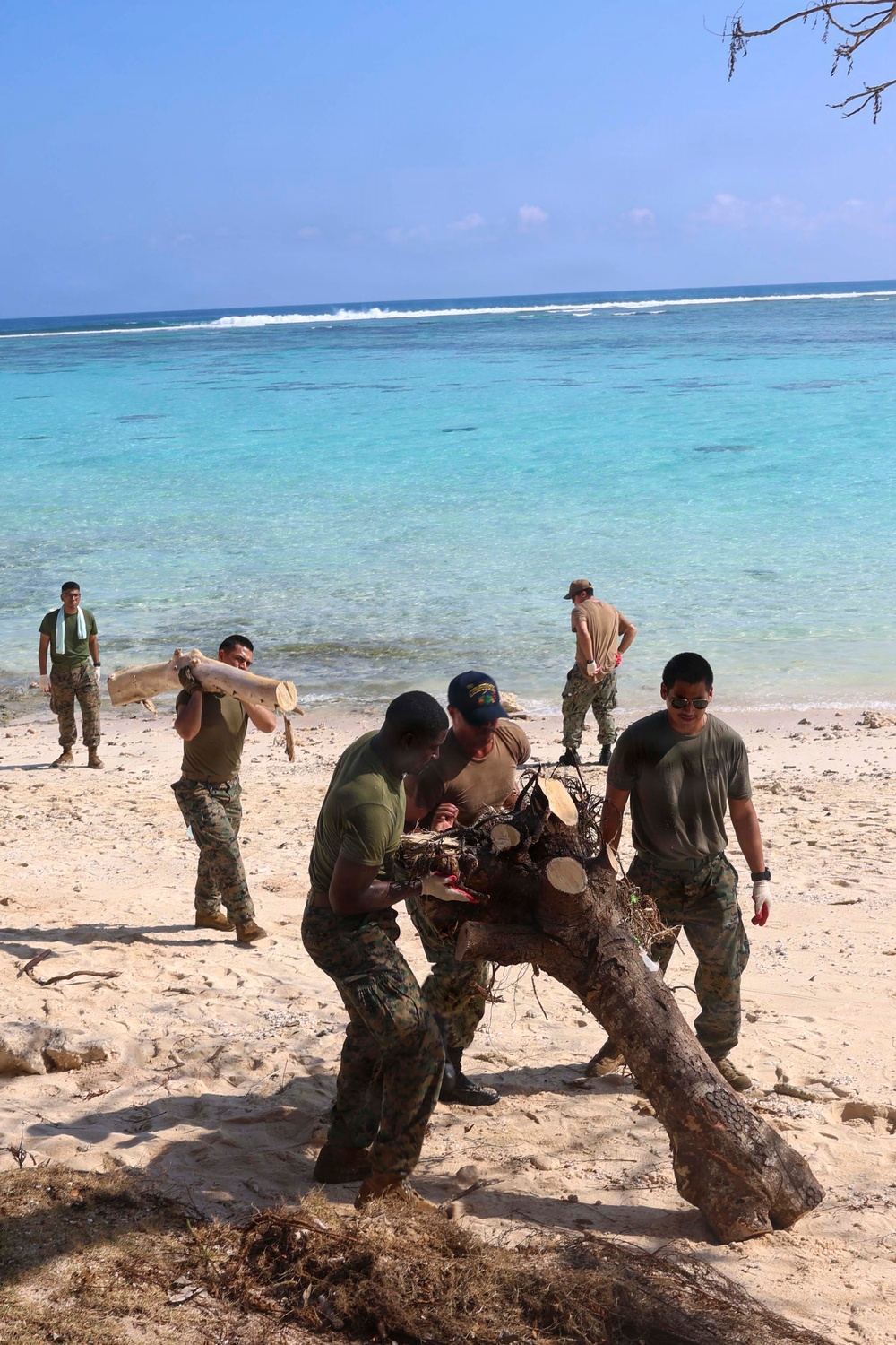 Boxer Amphibious Ready Group, 11th MEU Conduct Beach Cleanup
