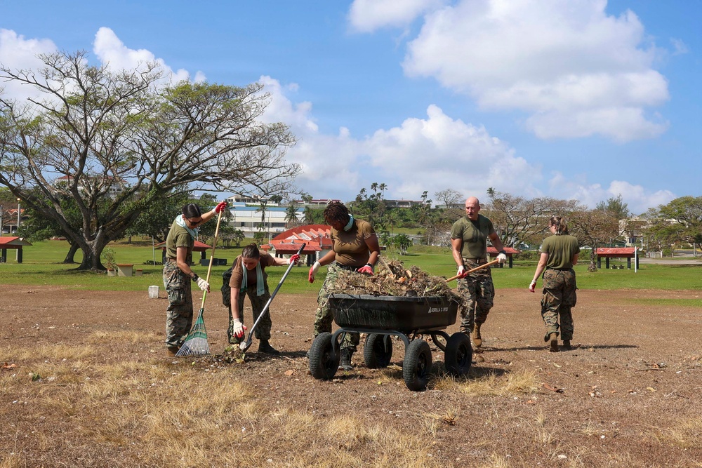 Boxer Amphibious Ready Group, 11th MEU Conduct Beach Cleanup