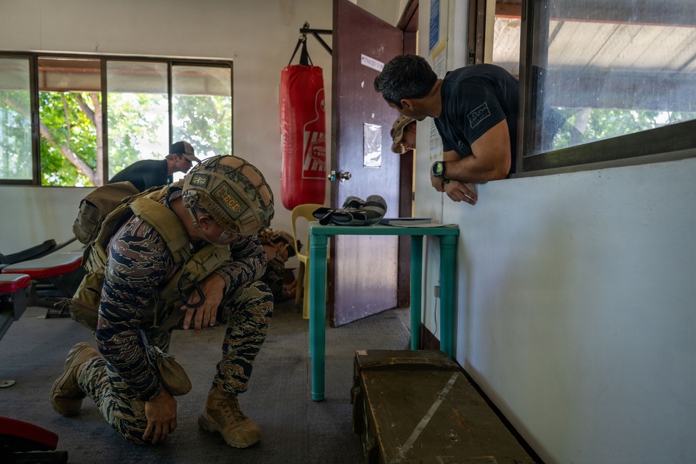 EODMU 5 technicians train Philippine Navy, Army and Coast Guard EOD teams at BK26