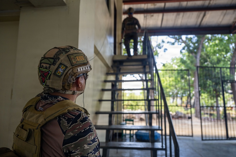 EODMU 5 technicians train Philippine Navy, Army and Coast Guard EOD teams at BK26