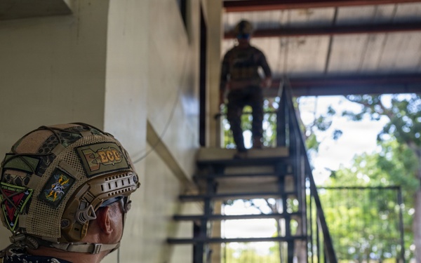 EODMU 5 technicians train Philippine Navy, Army and Coast Guard EOD teams at BK26