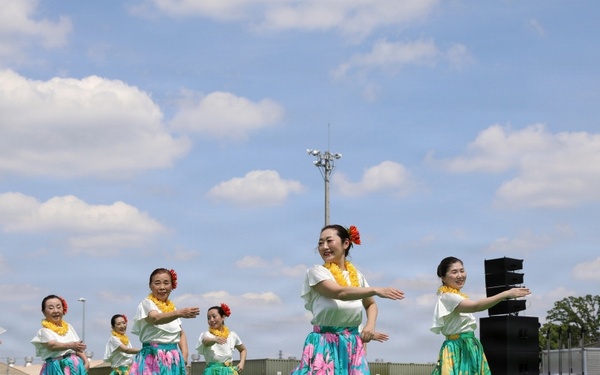 8,000 gather for friendship marathon and Hawaiian festival