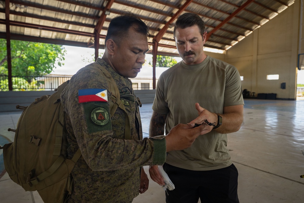 EODMU 5 technicians train Philippine Navy, Army and Coast Guard EOD teams at BK26