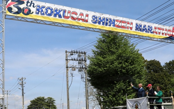 8,000 gather for friendship marathon and Hawaiian festival