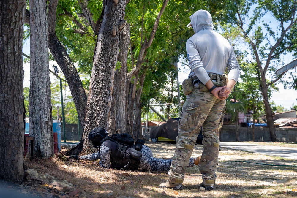 EODMU 5 technicians train Philippine Navy, Army and Coast Guard EOD teams at BK26
