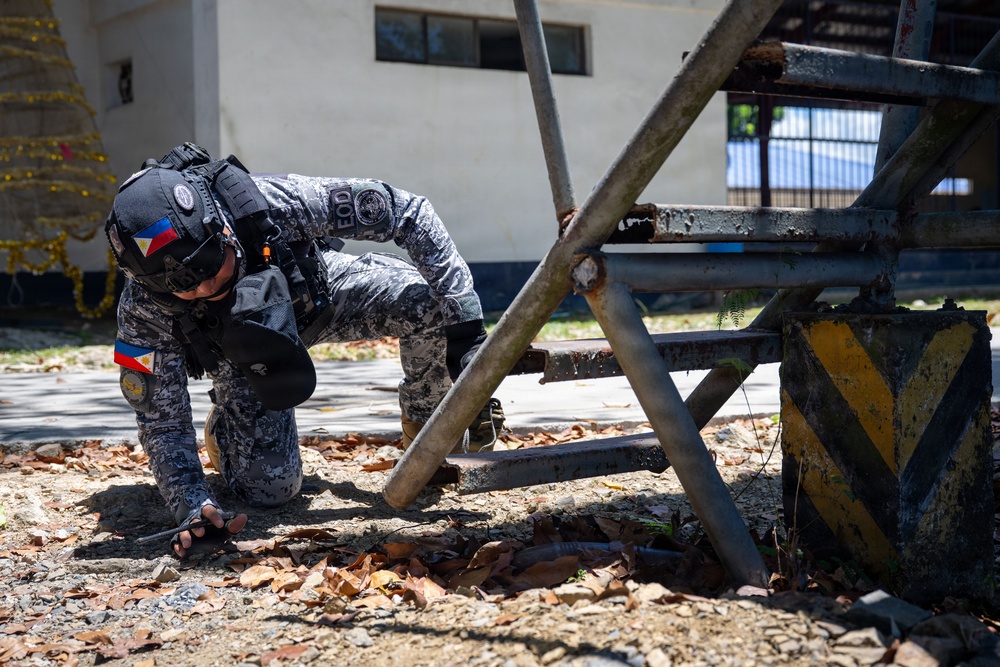 EODMU 5 technicians train Philippine Navy, Army and Coast Guard EOD teams at BK26