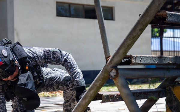 EODMU 5 technicians train Philippine Navy, Army and Coast Guard EOD teams at BK26