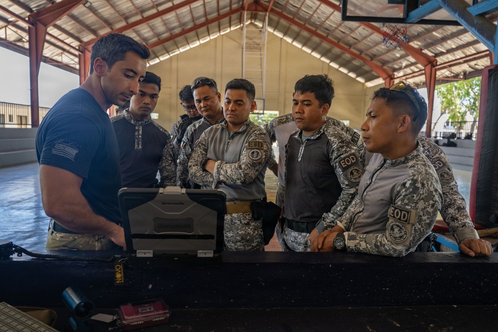 EODMU 5 technicians train Philippine Navy, Army and Coast Guard EOD teams at BK26