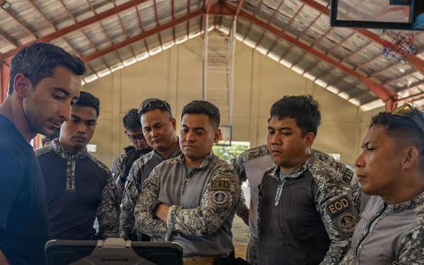 EODMU 5 technicians train Philippine Navy, Army and Coast Guard EOD teams at BK26