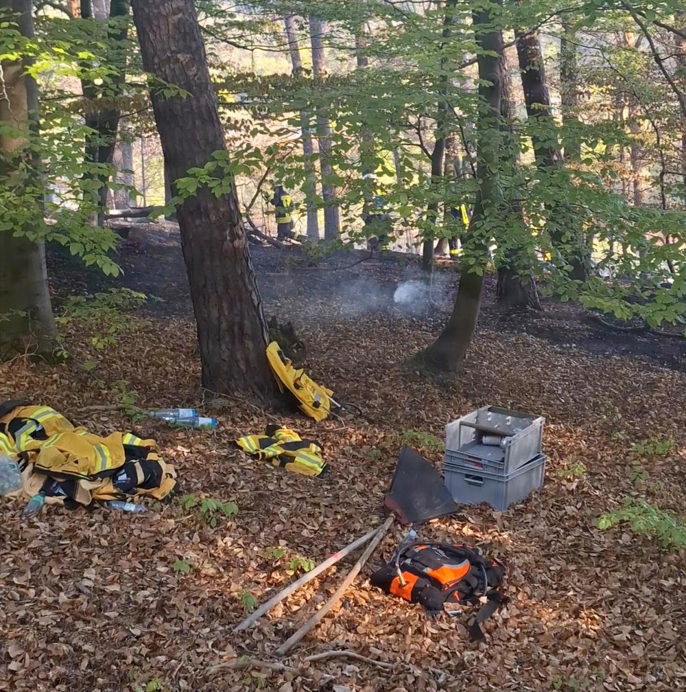 USAG Rheinland-Pfalz, German firefighters unite to battle autobahn brush fire
