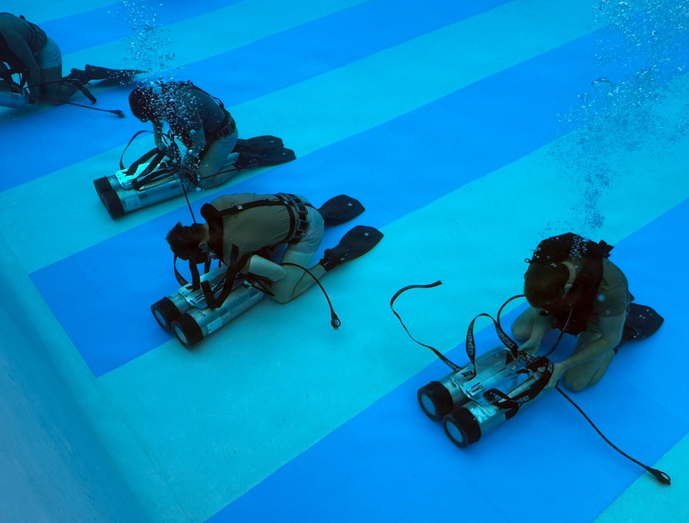 Dive Course Students Train Under Water