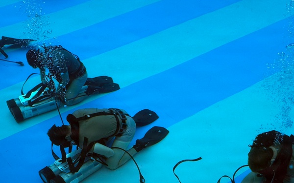 Dive Course Students Train Under Water